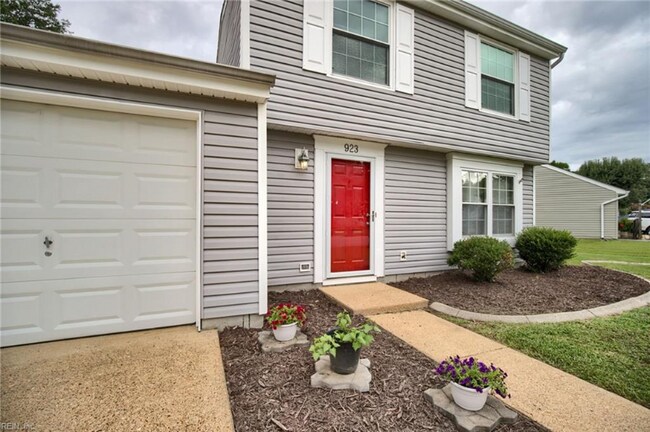 Building Photo - 923 Chatsworth Dr