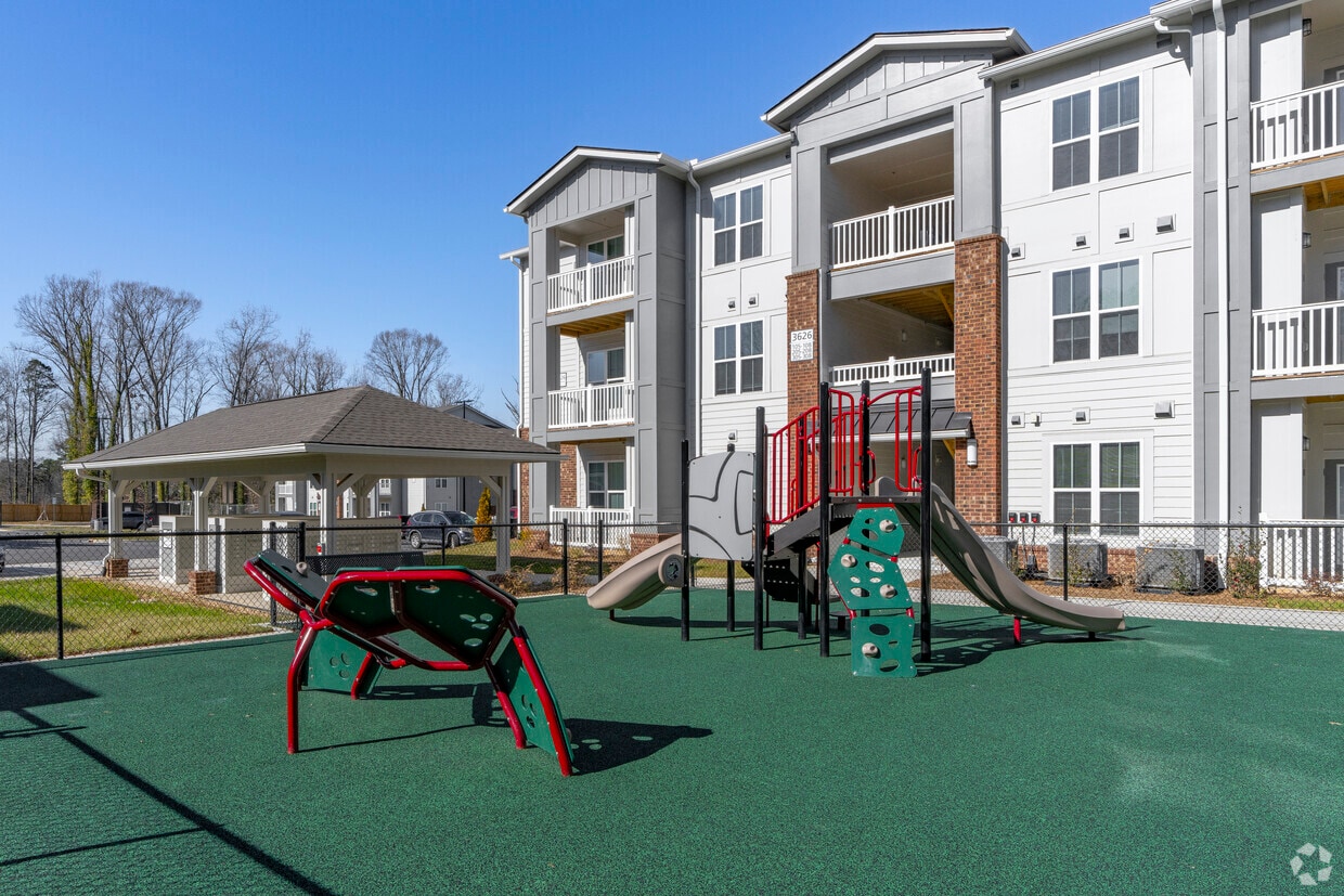 Patio de juegos - Evoke Living at Morris Field