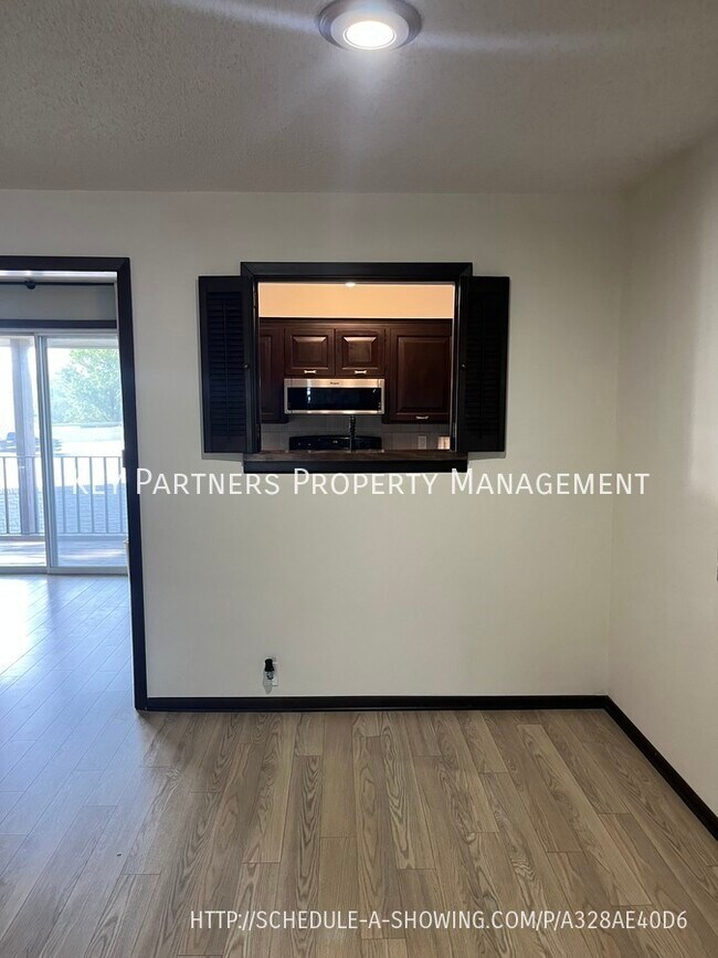 Building Photo - 410 W 104th C - Cute Condo!