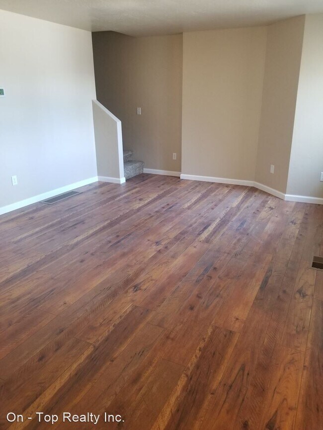 Building Photo - 4 br, 2.5 bath House - 519 E. Lacrosse