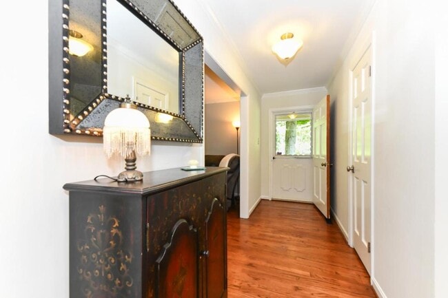 Foto del edificio - 4801 Sweetbriar Rd