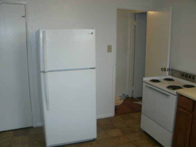 Refrigerator - 260 Bowers Bridge Rd