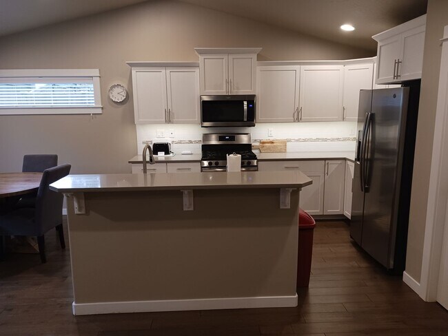 Foto del edificio - Furnished 3 Bedroom House