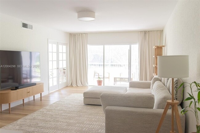 Foto del edificio - 3250 N Palm Aire Dr