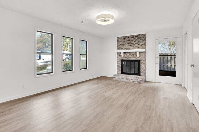 Building Photo - 1010 Mathews Ct