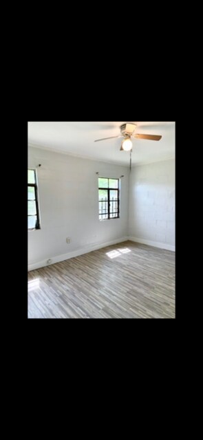 Sala de estar - 983 E Person Ave