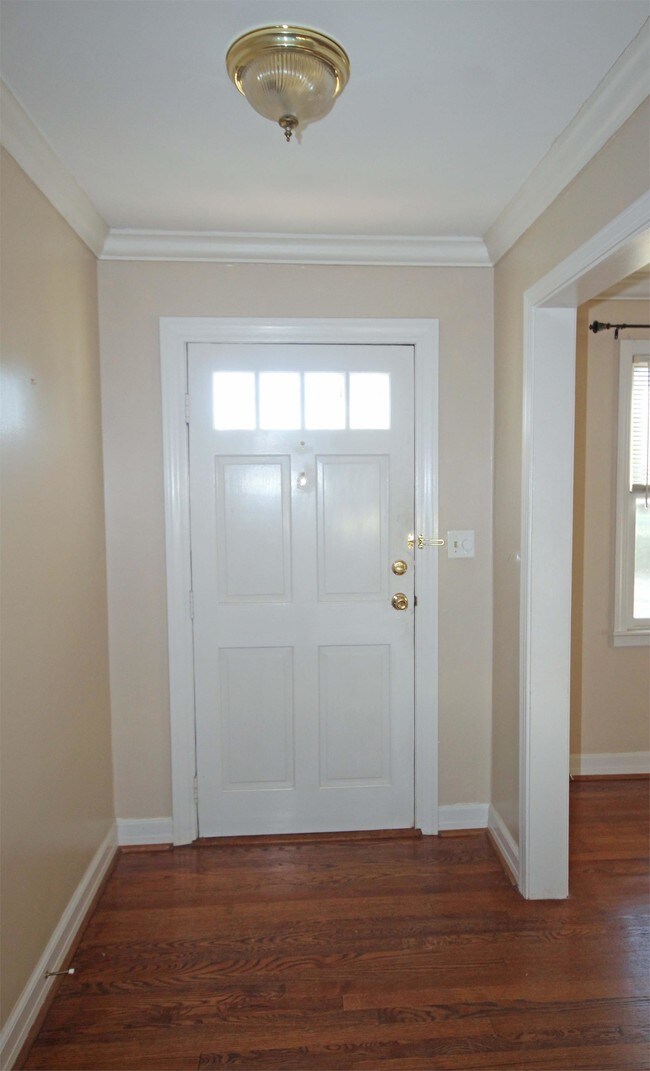 Building Photo - 611 Cherokee Dr