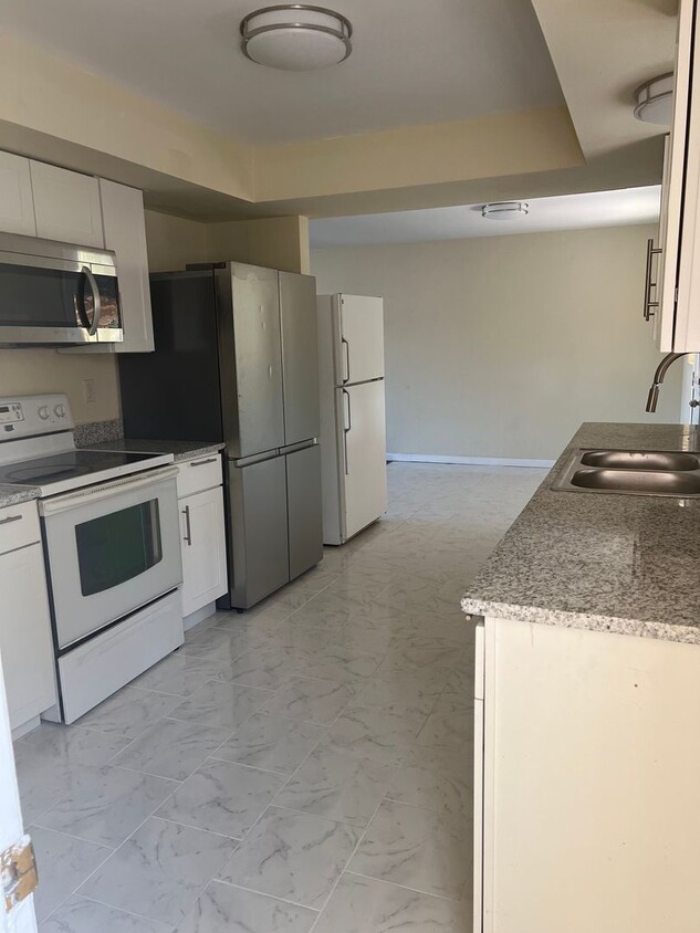 Foto principal - Newly Remodeled Duplex with 2 Large Fenced...