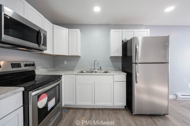 Building Photo - "Charming 2 Bedroom Apartment in Prime Loc...