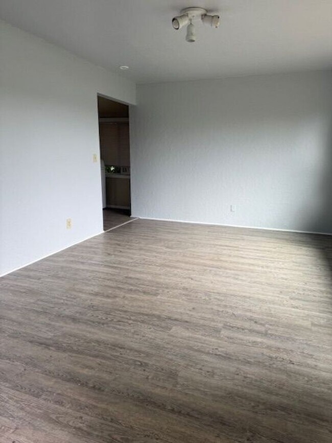 Foto del edificio - McPherson Duplex