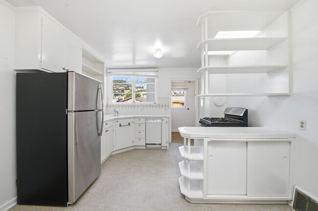 Building Photo - 347 Staples Ave