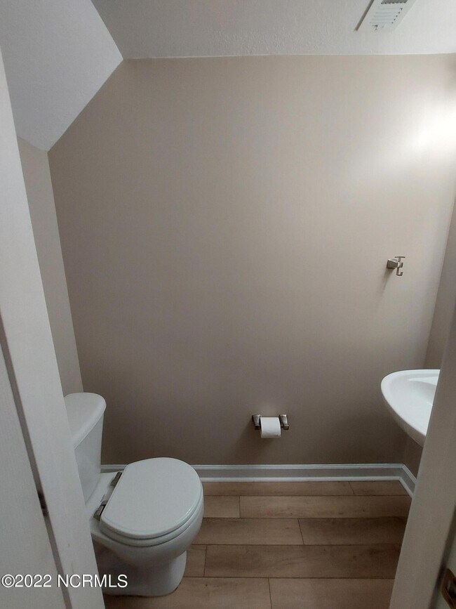 Building Photo - 205 Ashwood Dr