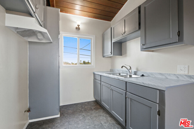 Building Photo - 7525 Crenshaw Blvd
