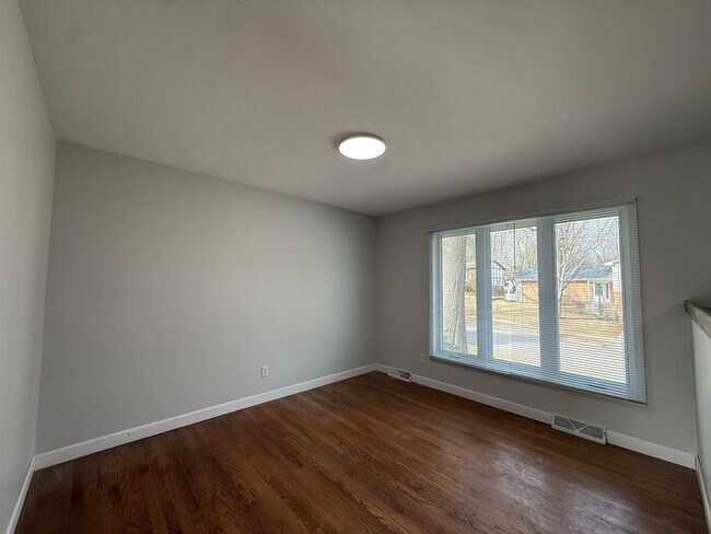 Foto del edificio - $3,200 | 5 Bedroom, 3 Bathroom House | No Pets | Available for Immediate Move In!