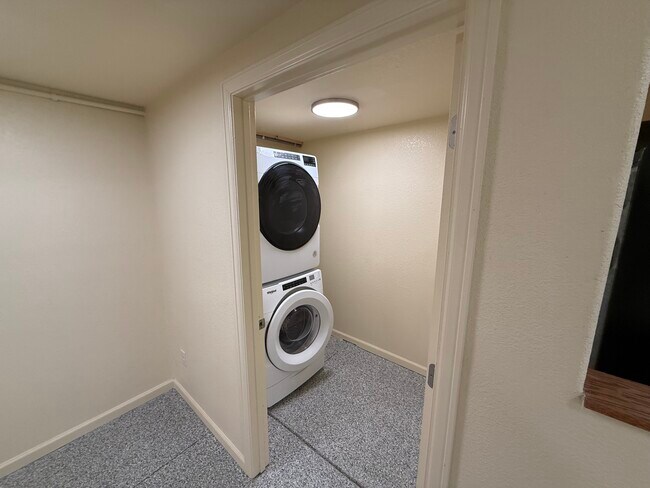 Foto del edificio - 930 Sugar Mill Ave