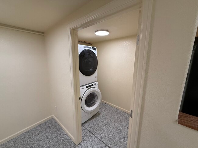 Building Photo - 930 Sugar Mill Ave