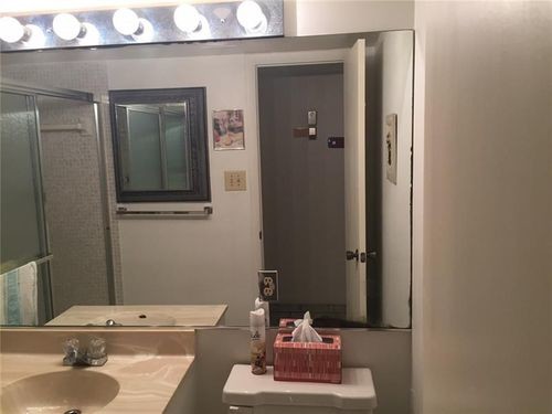 Foto del edificio - 136 S Cypress Rd