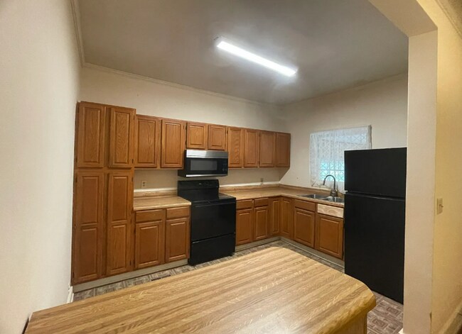 Foto del edificio - Spacious 3 Bedroom 1 Bath home with large storage building on a beautiful lot