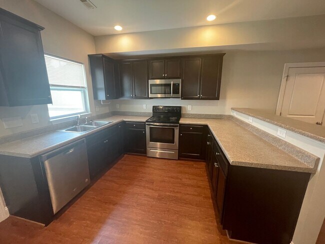 Building Photo - Student Friendly 3 Bedroom Single Family Home