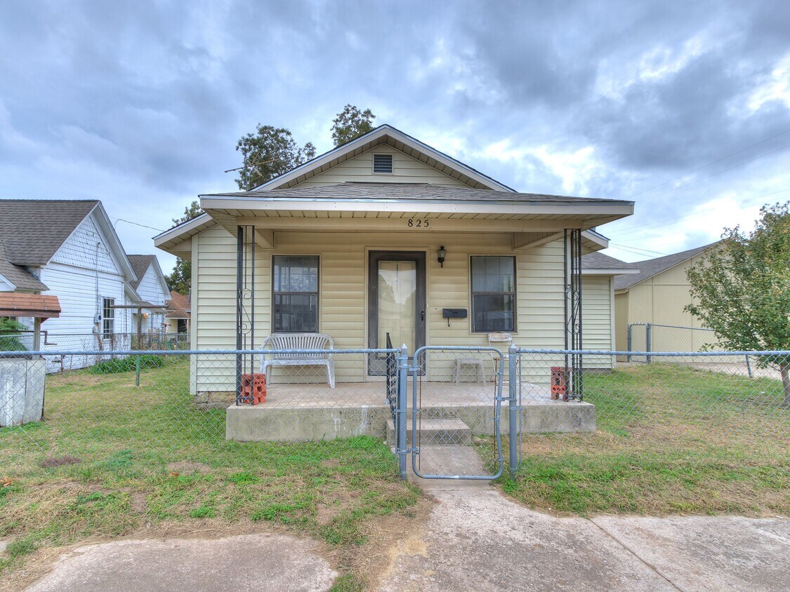 Primary Photo - 825 E 10th St