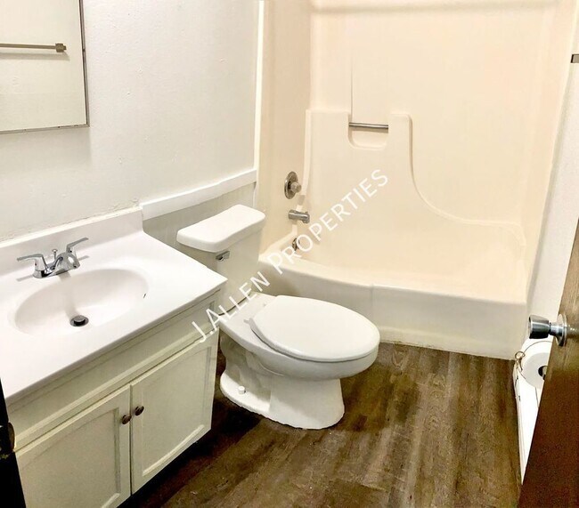 Building Photo - Very Nice Updated, Sunny 2 bed