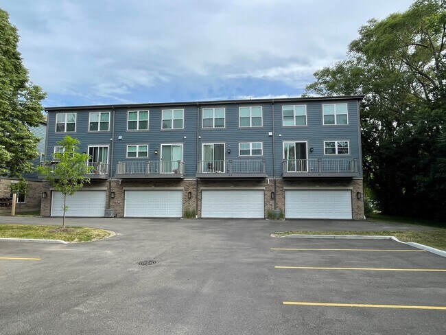 Building Photo - 615 Broadway St