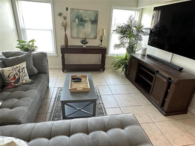 Building Photo - 1220 NE 12th Pl