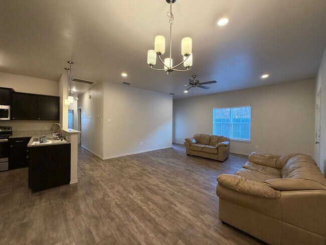Building Photo - Luxury Town House in Southwest Lubbock