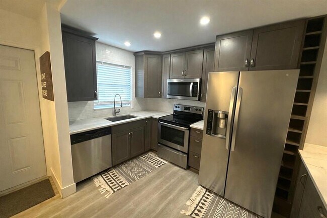 Building Photo - 809 W Oakland Park Blvd