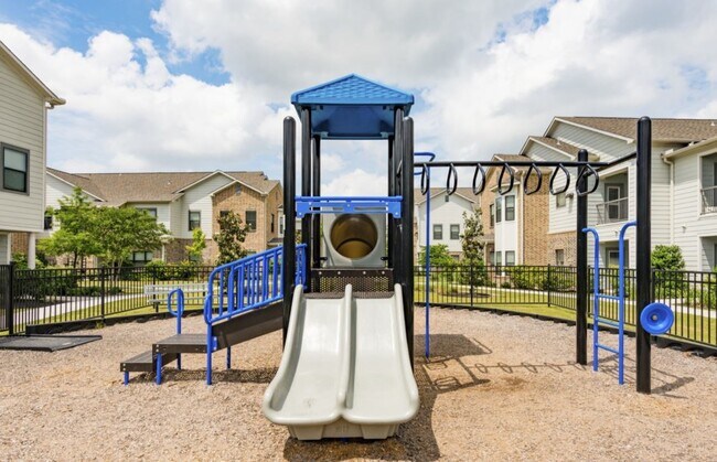Building Photo - 2101 Kingsley Dr