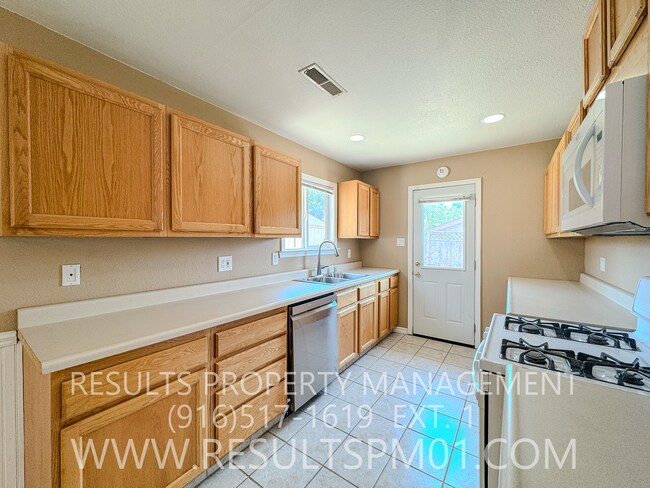 Foto del edificio - Charming Roseville Corner-Lot Home with RV...