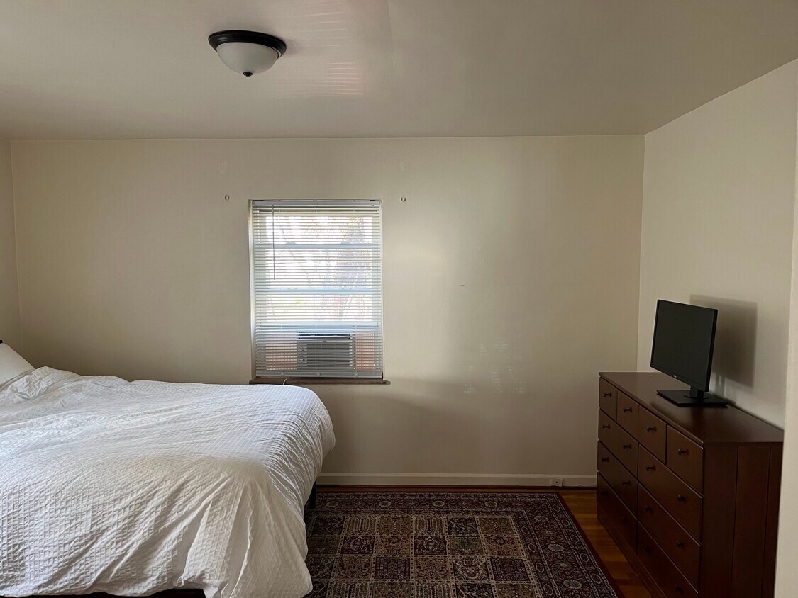 Foto del edificio - 6321 Girard Ave