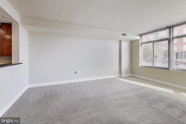 Building Photo - 3650 S Glebe Rd