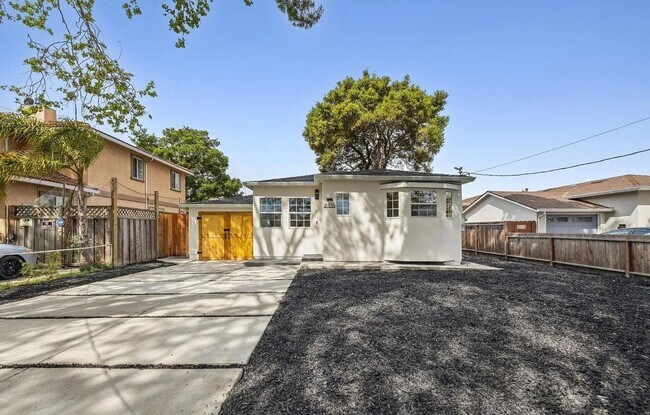 Building Photo - Charming 2 bedroom, 1 bathroom house