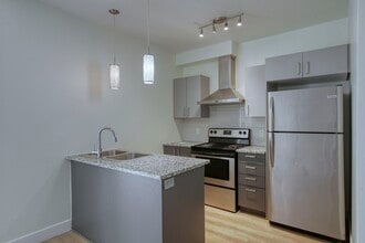 Building Photo - 6600 Av. de Darlington