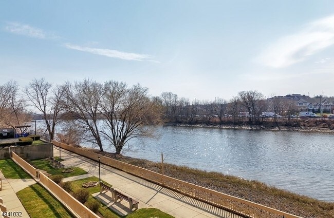 Foto del edificio - 651 Riverside Ave