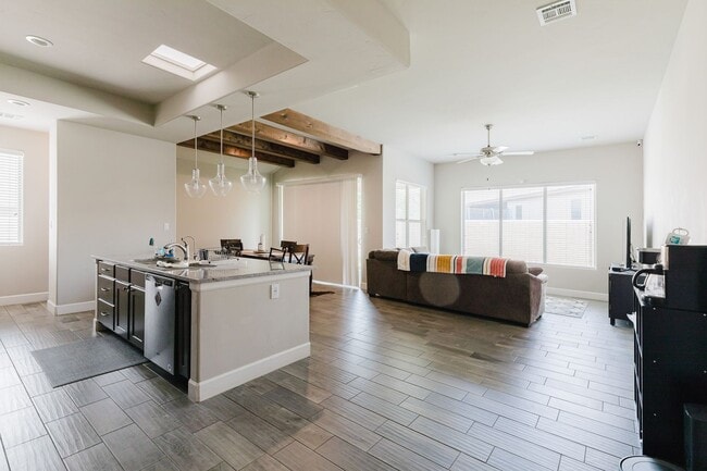 Foto del edificio - Spacious 3 Bedroom 2 Bath Home with 3-Car ...