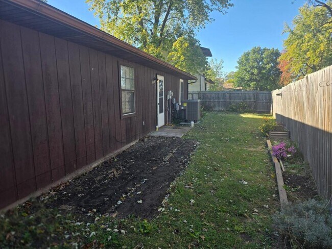 Building Photo - 2013 Maple Tree Ln