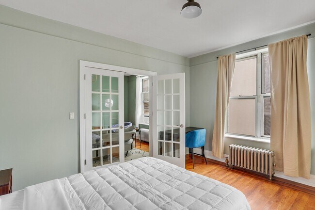 Building Photo - ROOM ONLY in 3-bed/1.0-bath Home