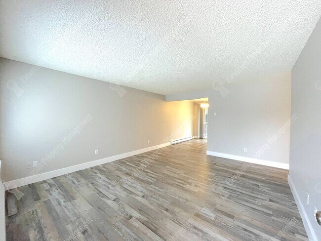 Foto del edificio - 2 BR in Redmond w/ huge yard
