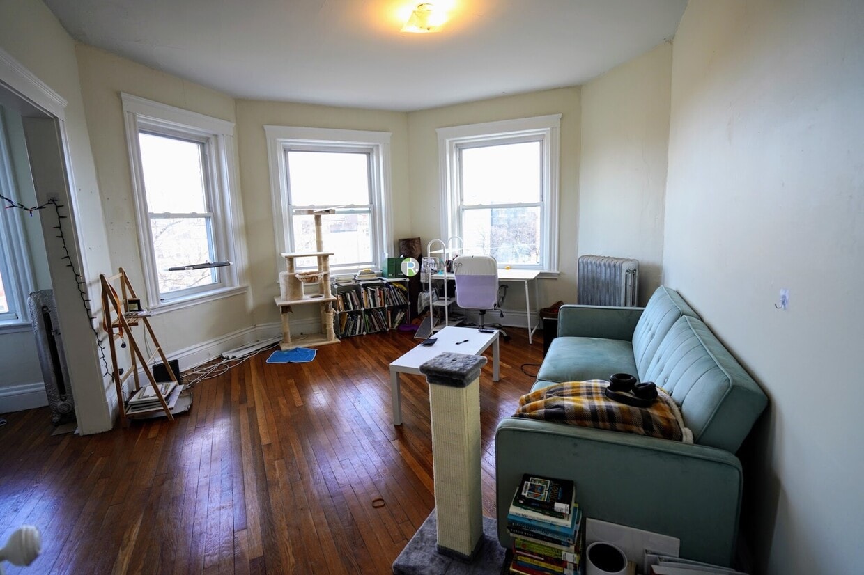 Primary Photo - 1350 Commonwealth Ave