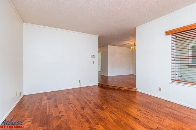 Building Photo - Beautiful Home | Attached ADU Suite | Desirable Location