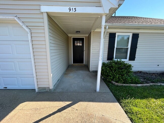 Building Photo - 913 Bernstein Ct