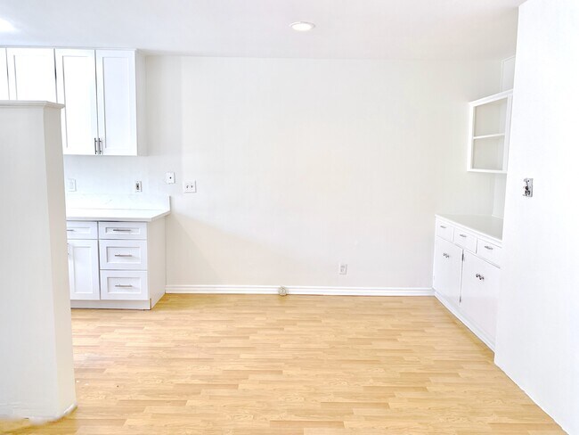 Building Photo - 360 S Reeves Dr