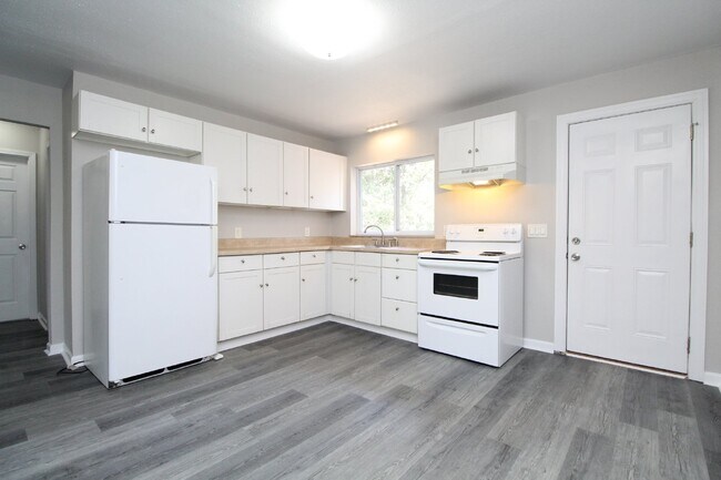 Building Photo - Central Pensacola Gem: Renovated 2BR/1BA D...