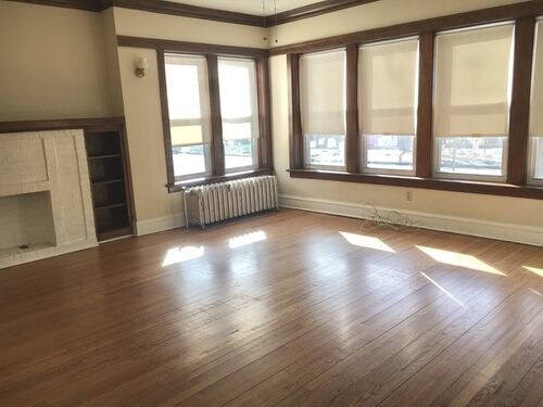 Building Photo - 2300 W Sunnyside Ave