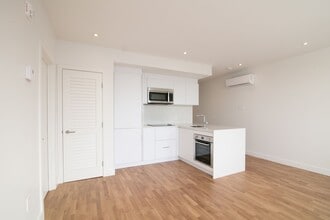 Building Photo - 3010 Av. Van Horne