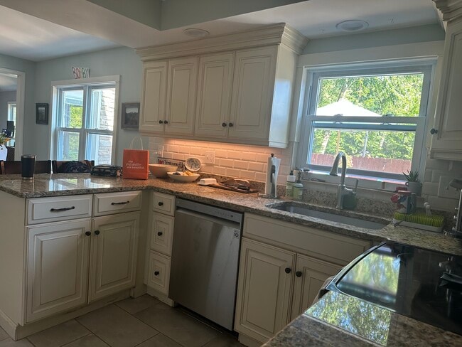 Building Photo - 1585 Greenleaf Cir
