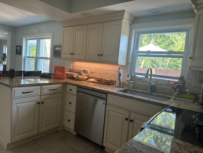 Foto del edificio - 1585 Greenleaf Cir