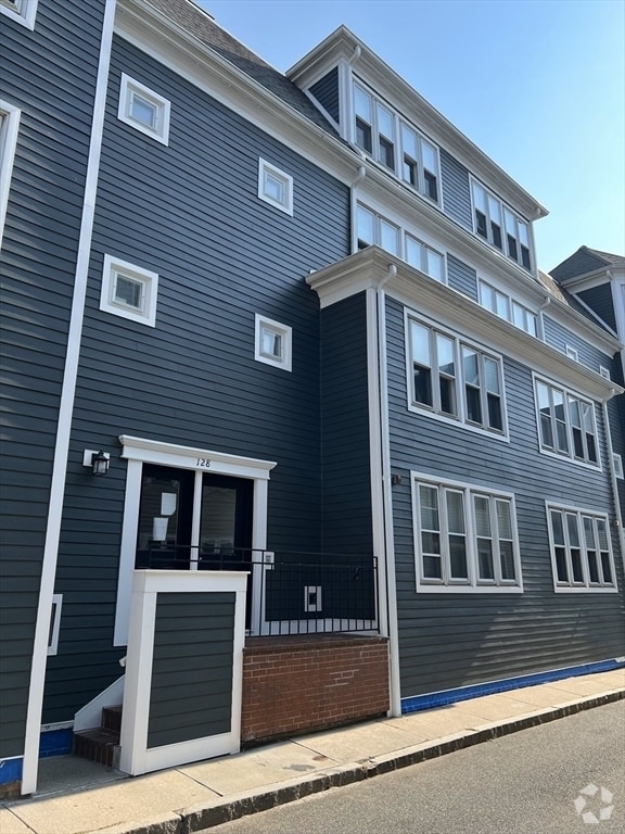 Building Photo - 122 Tudor St